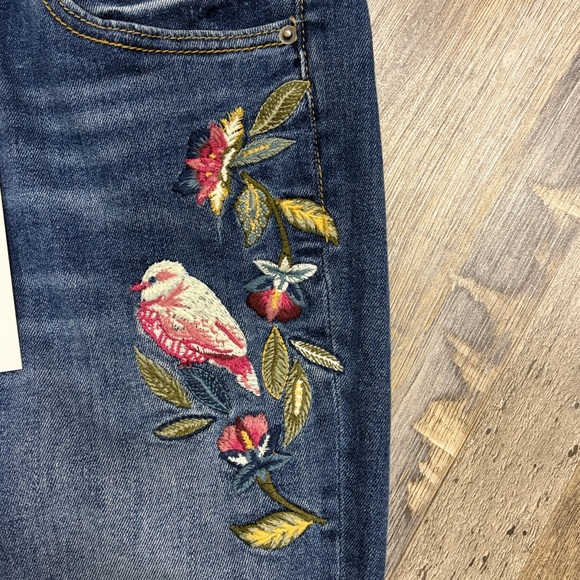 Driftwood Kelly Embroidered Bird and Floral Jeans 
Size 25/31 - Picture 5 of 9
